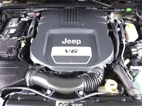 Used 2017 Jeep Wrangler Unlimited Sport w/ Connectivity Group AWD/4WD image 35