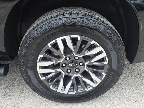 Used 2025 Chevrolet Suburban Z71 AWD/4WD image 12