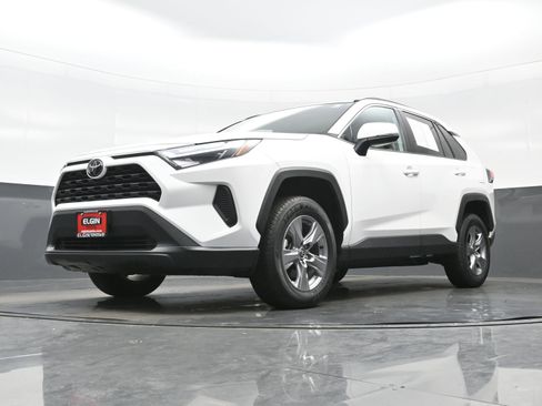 Used 2022 Toyota RAV4 XLE w/ XLE Grade Weather Package AWD/4WD image 28