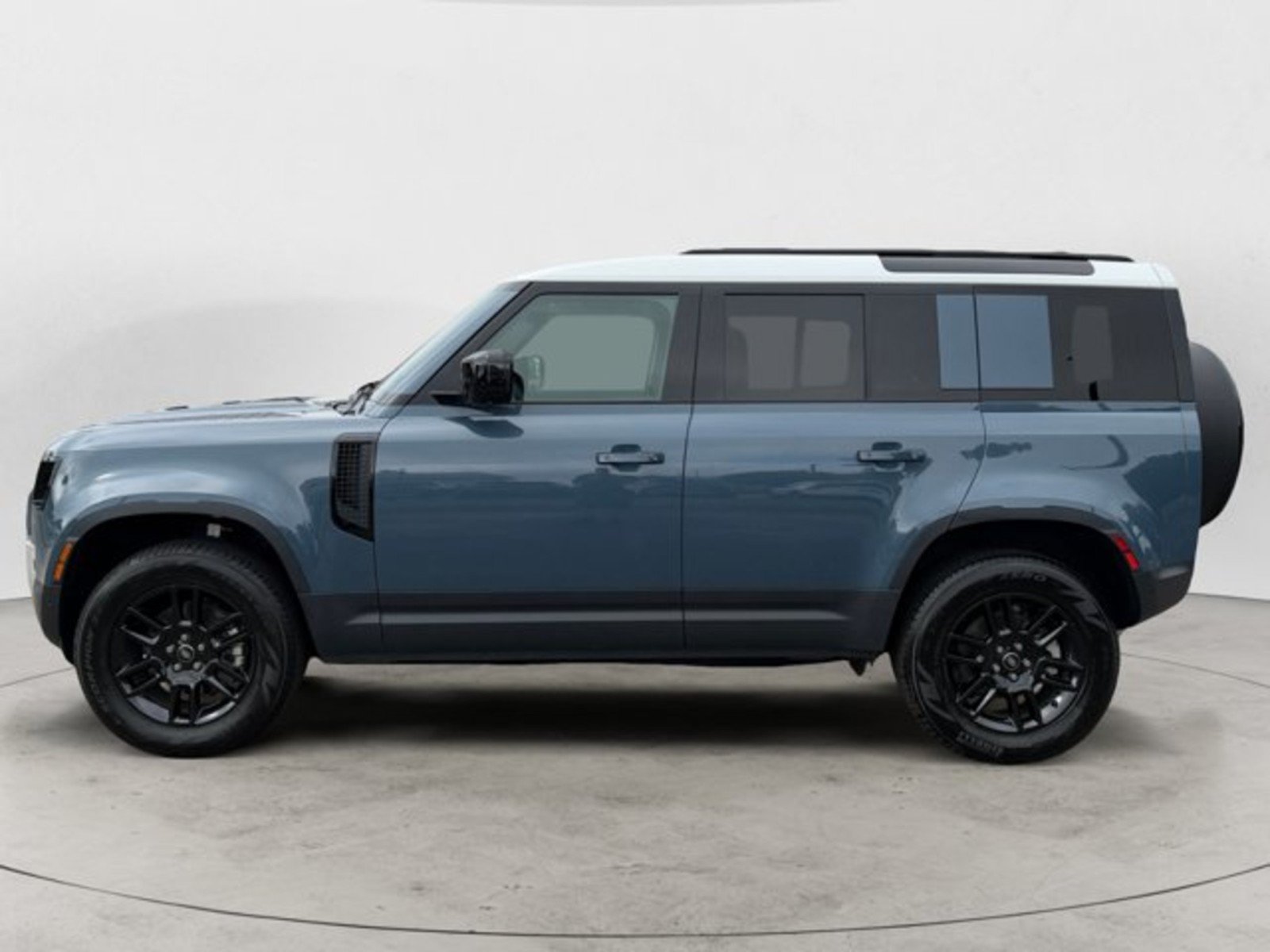Used 2025 Land Rover Defender 110 S AWD/4WD image 7