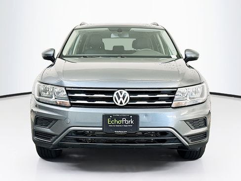 Used 2020 Volkswagen Tiguan SE w/ Panoramic Sunroof Package image 2