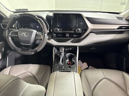 Used 2020 Toyota Highlander XLE AWD/4WD image 19