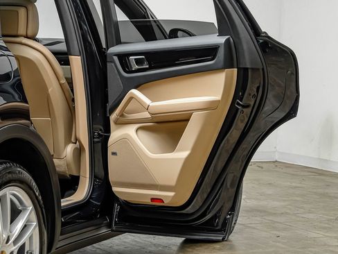 Used 2019 Porsche Cayenne image 41