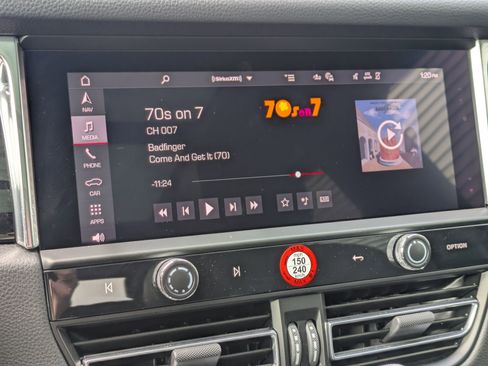 Certified 2025 Porsche Macan image 18