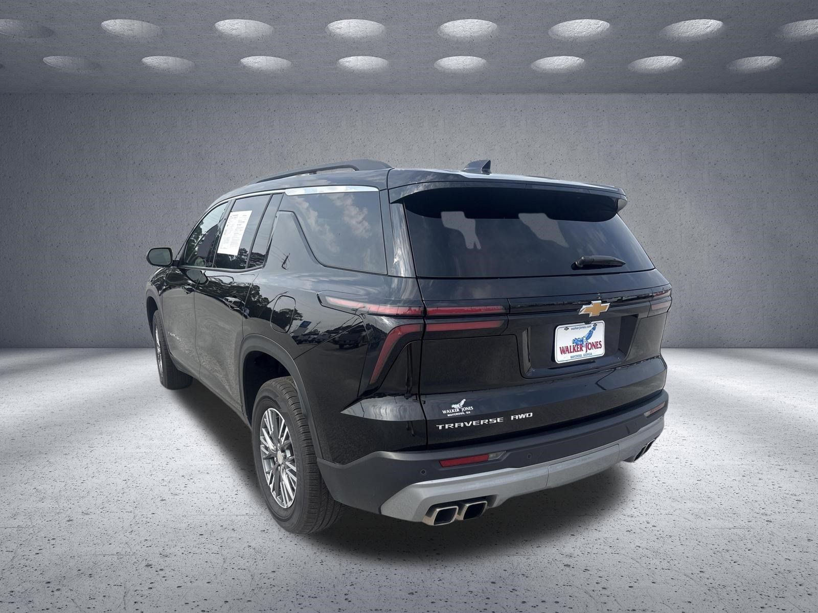 Used 2025 Chevrolet Traverse LT AWD/4WD image 3