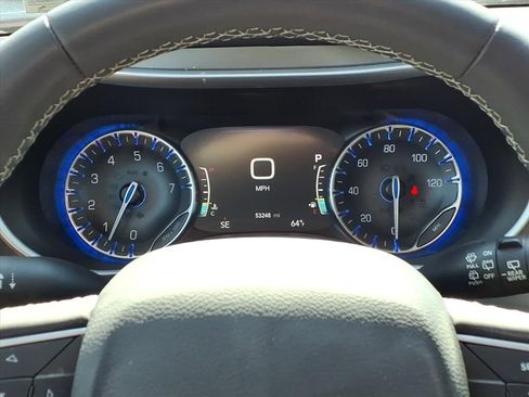 Used 2023 Chrysler Pacifica Touring-L image 21