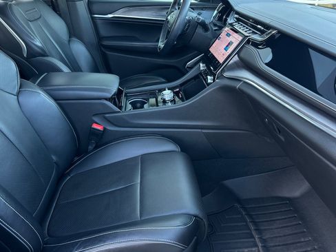 Used 2022 Jeep Grand Cherokee L Overland w/ Advanced Protech Group III image 16