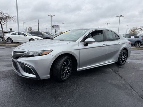 Used 2023 Toyota Camry SE image 4