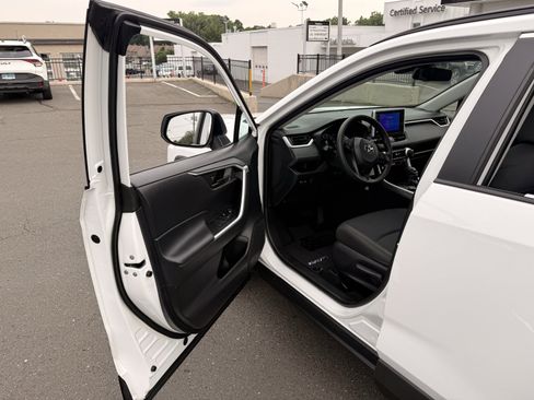 Used 2023 Toyota RAV4 LE AWD/4WD image 9