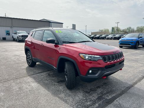 Used 2025 Jeep Compass Trailhawk w/ Trailhawk Elite Group AWD/4WD image 4