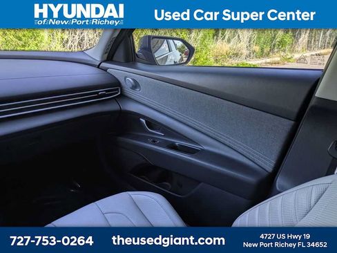 Used 2023 Hyundai Elantra Limited w/ Preferred Accessory Package FWD image 17