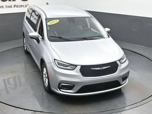 Used 2023 Chrysler Pacifica Touring-L FWD image 48