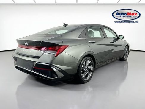 Used 2025 Hyundai Elantra SEL image 2