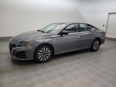 Used 2024 Nissan Altima 2.5 SV FWD image 2