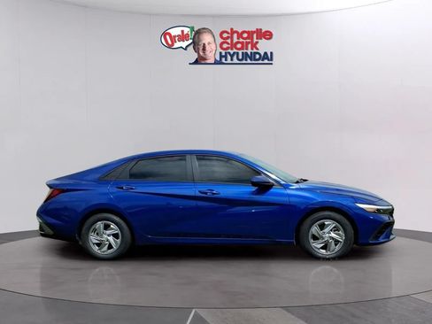 Used 2025 Hyundai Elantra SE FWD image 6