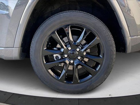 Certified 2022 Jeep Grand Cherokee Laredo X image 34