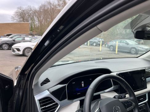 Used 2025 Volkswagen Taos SE image 35