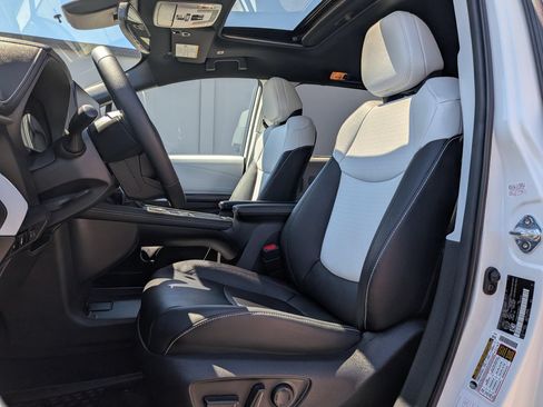 Used 2025 Toyota Sienna XSE AWD/4WD image 5