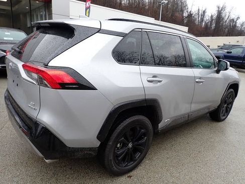 Used 2024 Toyota RAV4 SE image 3