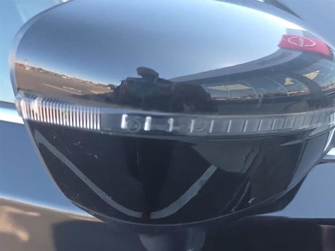 Used 2018 Nissan Rogue SL w/ Premium Package image 12