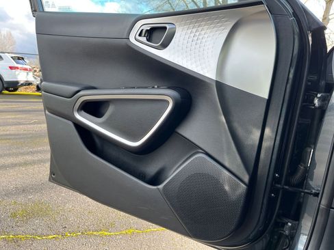 Used 2025 Kia Soul LX w/ LX Technology Package image 18