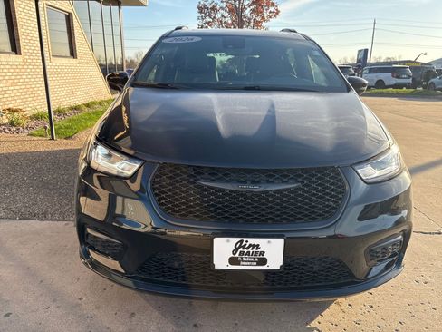 New 2026 Chrysler Pacifica Limited w/ Uconnect Theater Family Group image 8