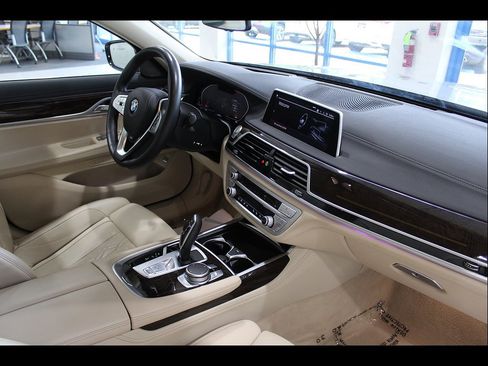 Used 2020 BMW 750i xDrive w/ Autobahn Package AWD/4WD image 18
