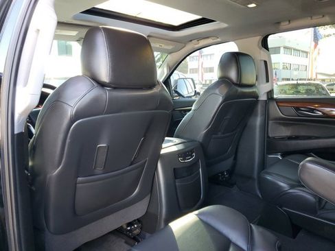 Used 2020 Cadillac Escalade Luxury image 12