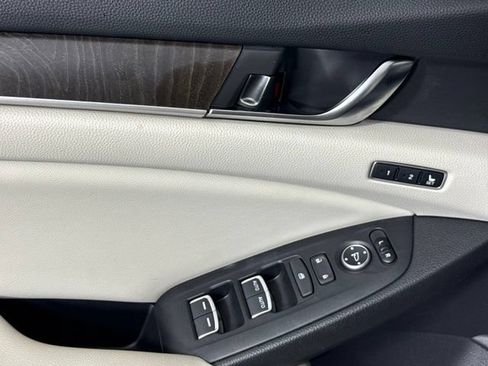 Used 2018 Honda Accord Touring image 16