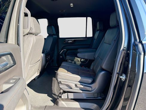 Used 2025 Chevrolet Suburban High Country image 24