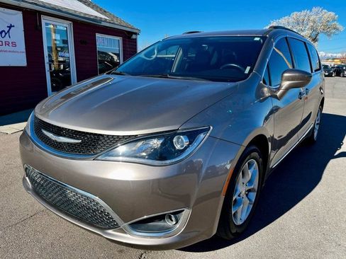 Used 2017 Chrysler Pacifica Touring-L w/ Tire & Wheel Group FWD image 6