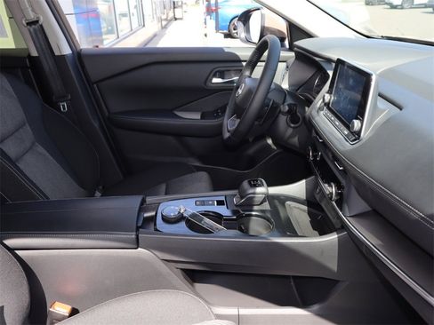 Certified 2025 Nissan Rogue SV image 25