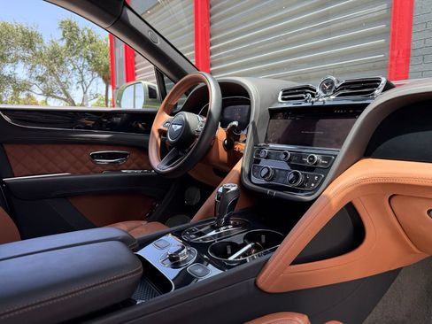 Used 2022 Bentley Bentayga AWD/4WD image 37