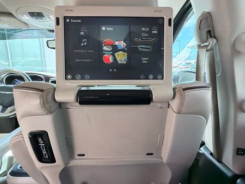 Used 2017 Chrysler Pacifica Limited FWD image 24