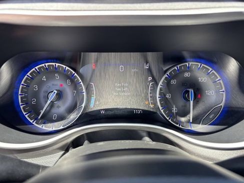 Used 2023 Chrysler Pacifica Touring-L FWD image 31