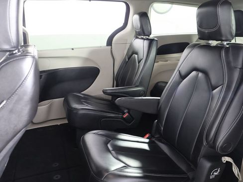 Used 2023 Chrysler Pacifica Touring-L FWD image 31