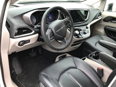 Used 2024 Chrysler Pacifica Touring-L image 3