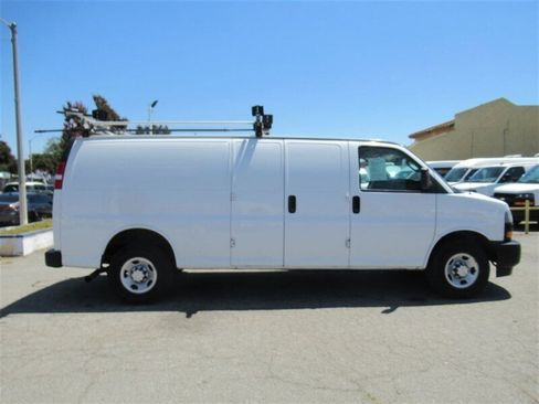 Used 2018 Chevrolet Express 2500 Extended image 4