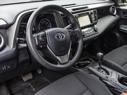 Used 2018 Toyota RAV4 LE image 10