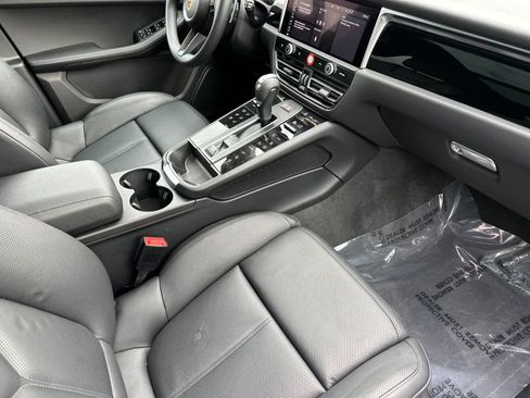 Certified 2025 Porsche Macan AWD/4WD image 17