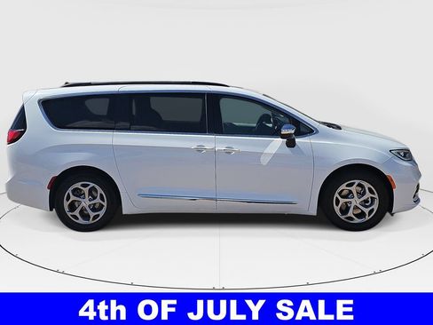 Used 2023 Chrysler Pacifica Limited FWD image 2