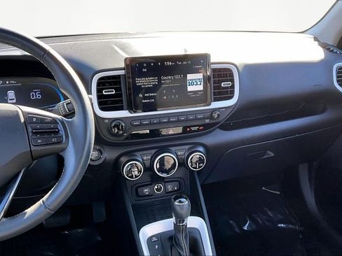 Used 2023 Hyundai Venue Limited image 9