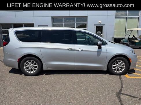 Used 2023 Chrysler Pacifica Touring-L FWD image 8