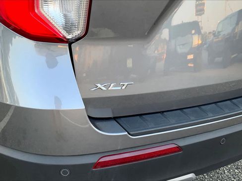 Used 2022 Ford Explorer XLT w/ Equipment Group 202A image 9