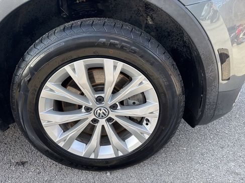 Used 2018 Volkswagen Tiguan S image 5
