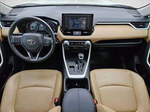 Used 2022 Toyota RAV4 XLE Premium image 18