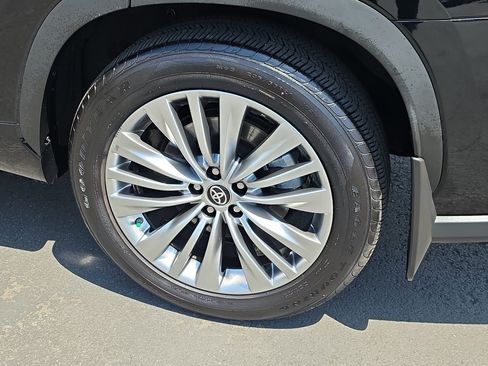 Certified 2024 Toyota Highlander Platinum AWD/4WD image 16