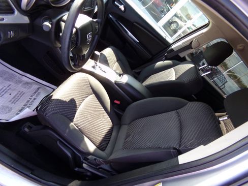 Used 2017 Dodge Journey SE w/ Flexible Seating Group image 11