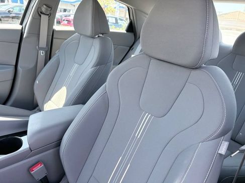 Used 2025 Hyundai Elantra Hybrid FWD image 11