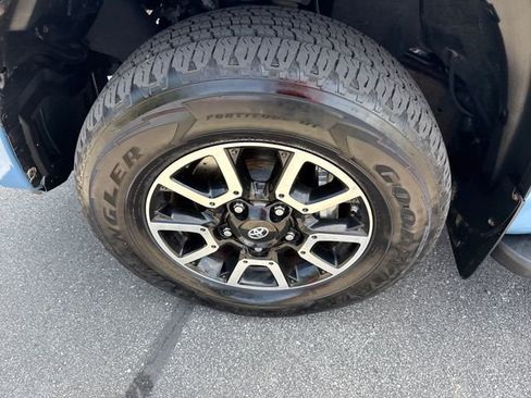 Used 2018 Toyota Tundra SR5 w/ TRD Off Road Package AWD/4WD image 38
